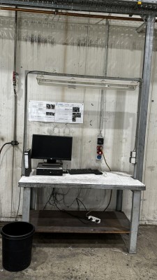 1 Arbeitstisch mit Beleuchtung